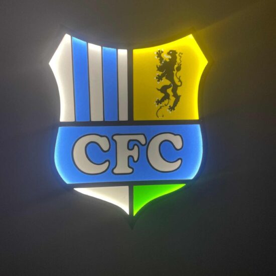 Chemnitzer FC LED-Leuchtschild mit Himmelblau-Logo als Wanddeko für Fanraum