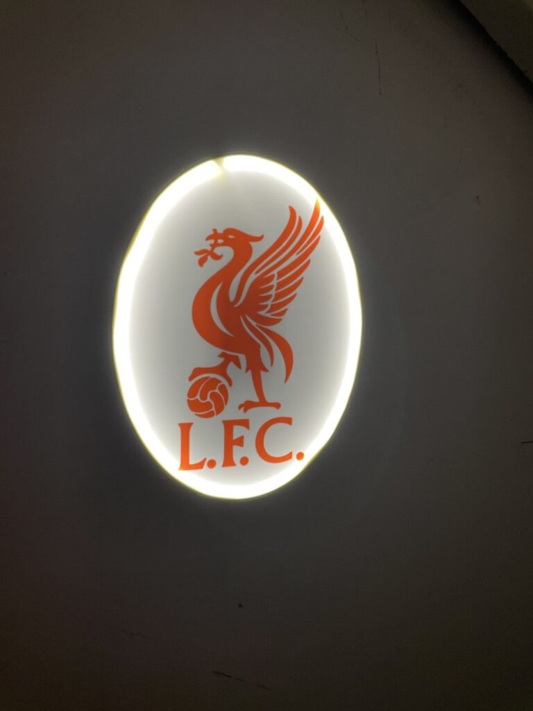Liverpool FC LED-Lampe mit Logo – Fanartikel & Wanddeko Geschenk